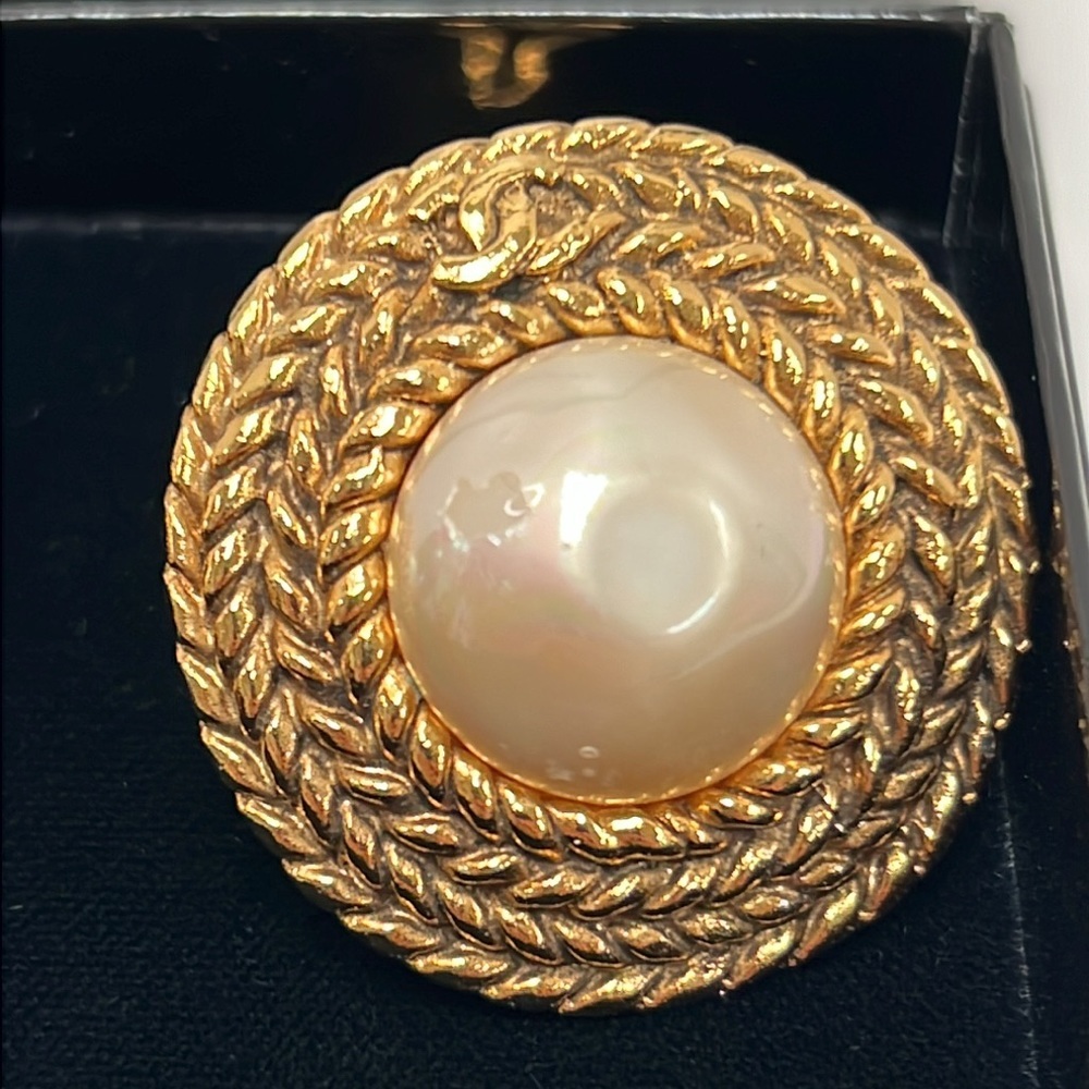 ✨ Vintage Chanel Gold Tone & Faux Pearl Clip-On Earrings – Classic Rope Design - Picture 3 of 8